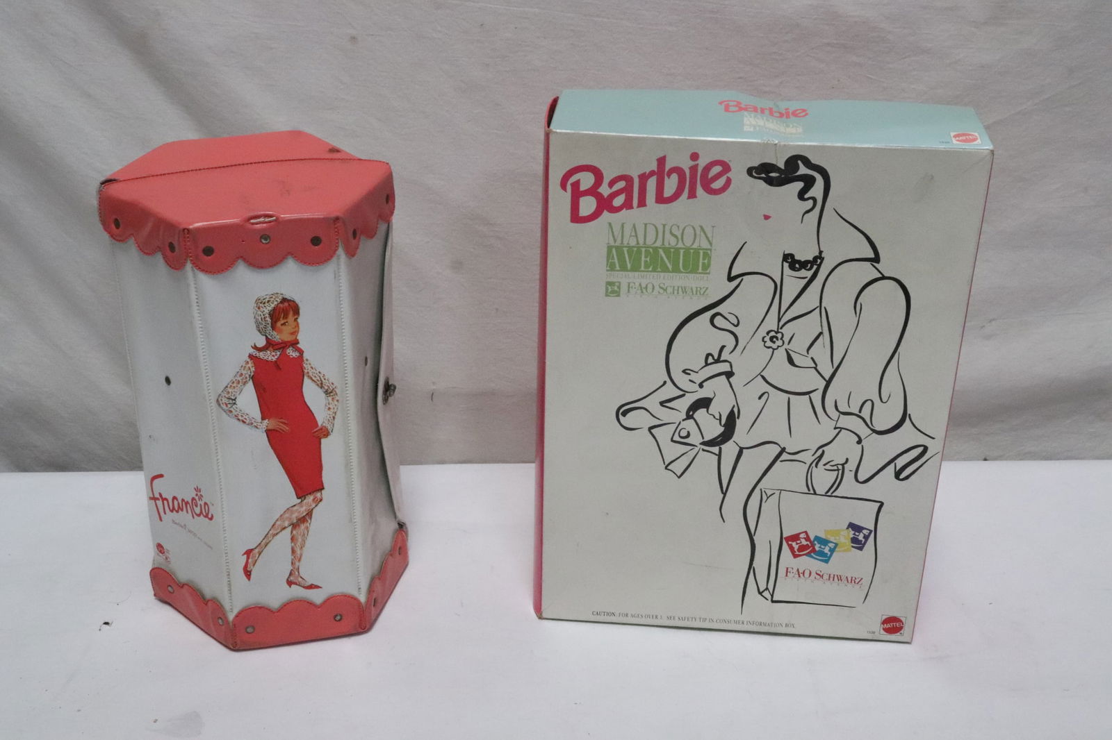 A vintage Barbie doll case, & a FAO Schwarz Barbie doll: A vintage Barbie doll case (12.2"x6.2"x7"), and a FAO Schwarz Barbie doll (11.8"H (box:14"x10.2"x3"))