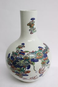 Fine Chinese famille rose porcelain bottle vase