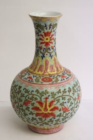Fine Chinese famille rose porcelain vase