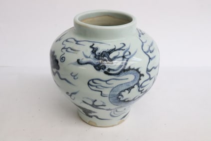 Chinese blue and white porcelain jar