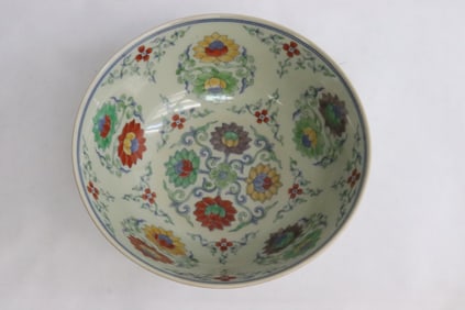 Fine Chinese wucai porcelain bowl