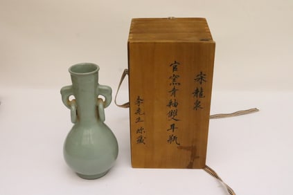 Chinese crackleware porcelain vase w/ storage box