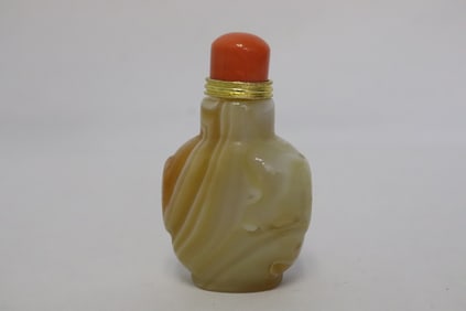 A band agate carved snuff bottle