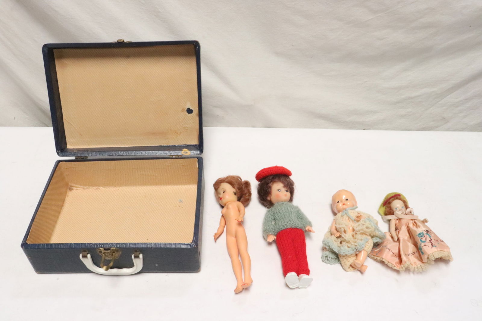 Vintage doll case with 4 vintage dolls (1 of 10)