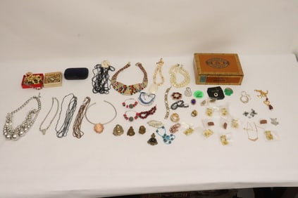 Lot of fine costume jewelry