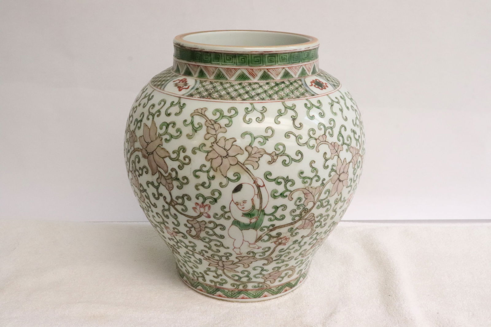 Famille rose porcelain jar: Famille rose porcelain jar, 9.75"x9.5"dia