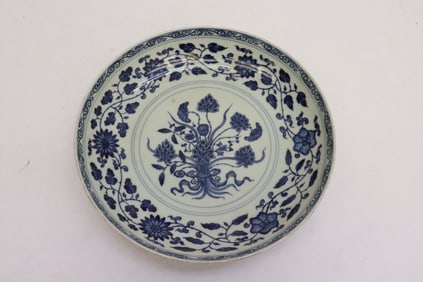 Fine Chinese blue and white porcelain plate
