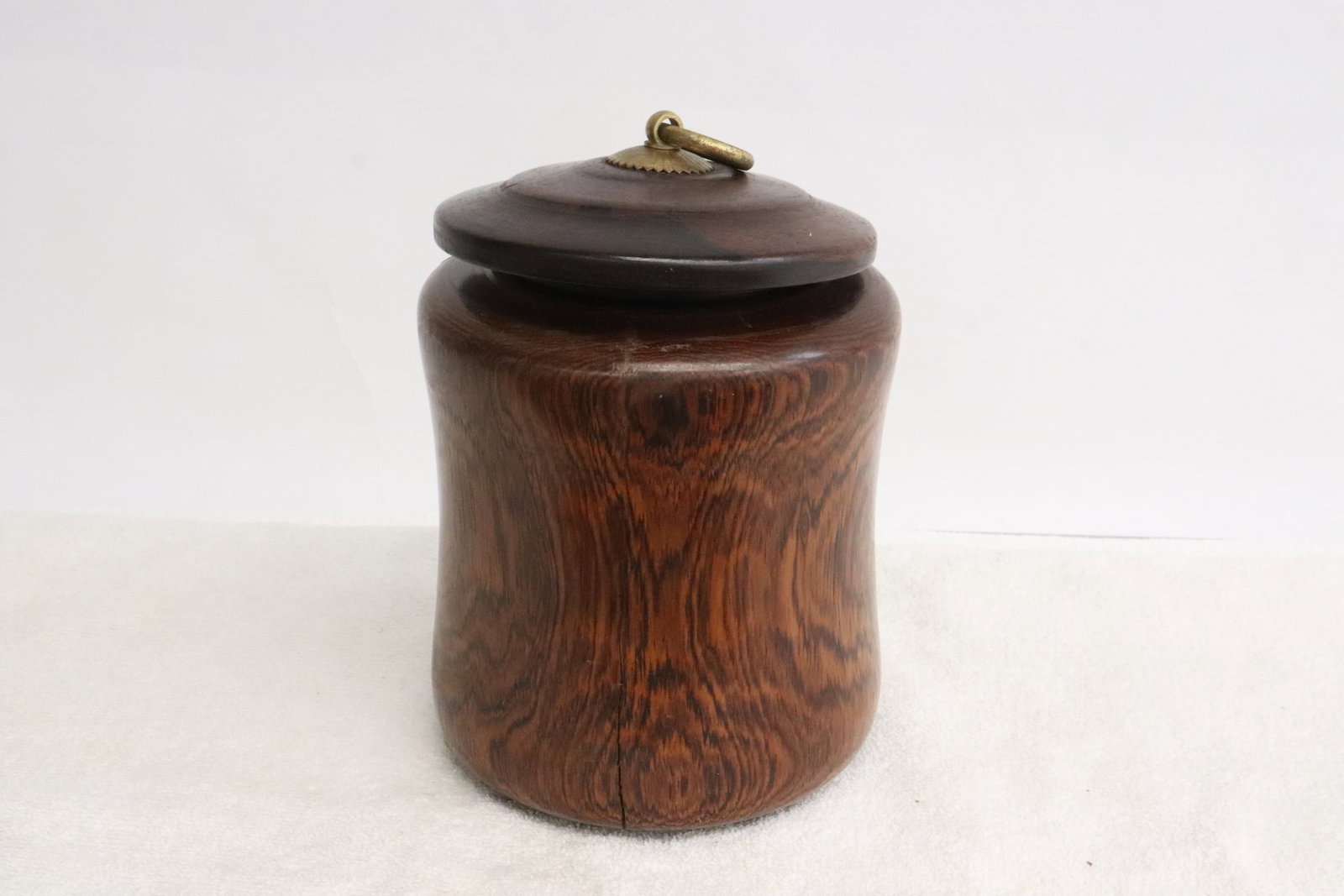A rosewood tea caddy: A rosewood tea caddy, 7.35"x5.25"dia