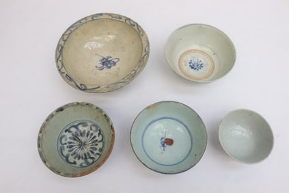 5 Chinese 18th/19th c. b&w porcelain export bowls