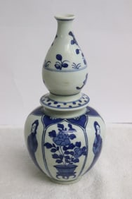 Chinese blue & white porcelain gourd shaped vase