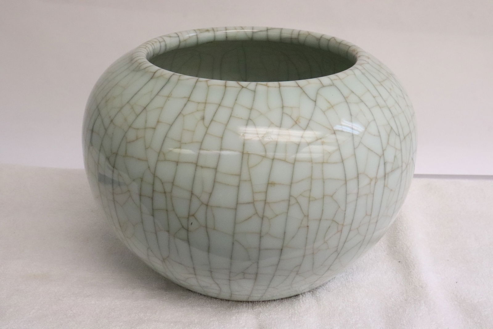 Large Chinese crackleware porcelain brush wash (1 of 9)