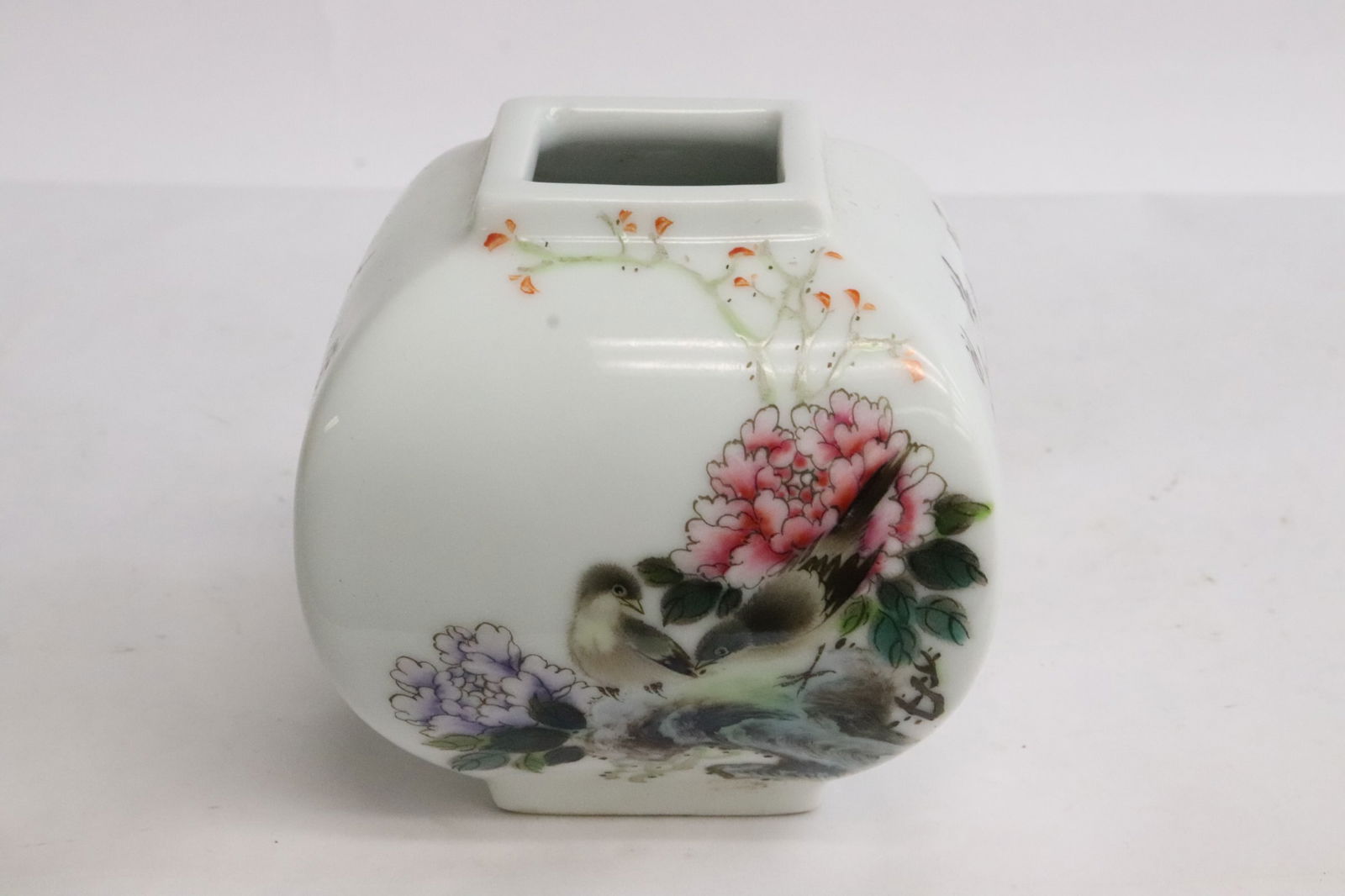 Chinese famille rose porcelain square water dripper: Beautiful Chinese famille rose porcelain square water dripper, 3.15"x3.1"x3.1"