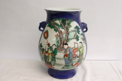 Large Chinese blue background porcelain jar