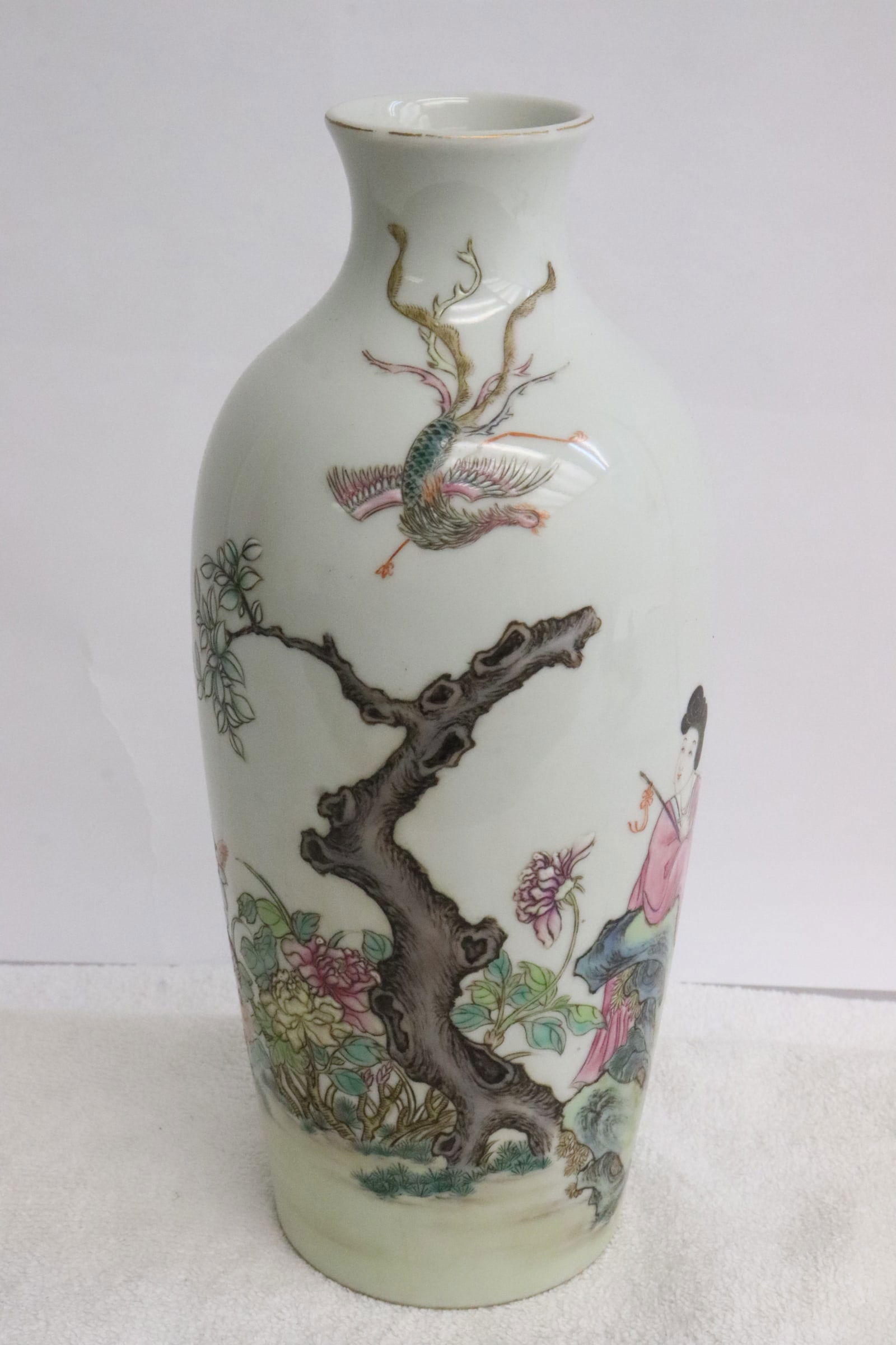 Beautiful Chinese famille rose porcelain vase: Beautiful Chinese famille rose porcelain vase, 9.3"x4.3"dia