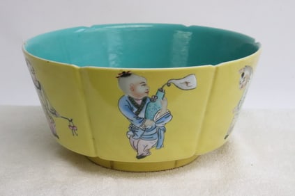 Chinese large famille rose porcelain bowl