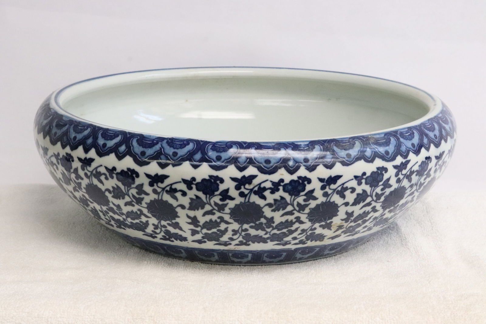 Large Chinese blue & white porcelain brush wash: Large Chinese blue and white porcelain brush wash, 4.45"x13.75"dia