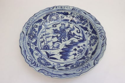 Fine Chinese blue and white porcelain charger