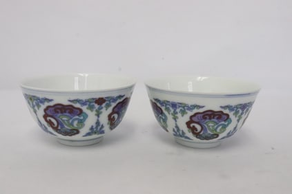 Pair Chinese wucai porcelain teacups