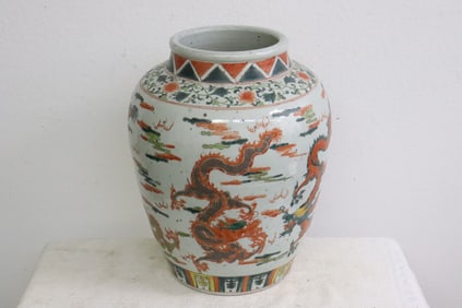 Large Chinese wucai porcelain jar