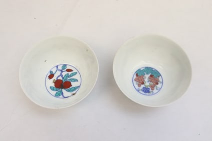 Pair Chinese wucai porcelain teacups