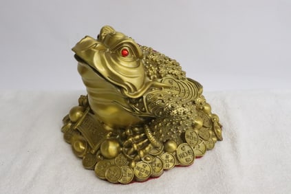 A gilt metal frog