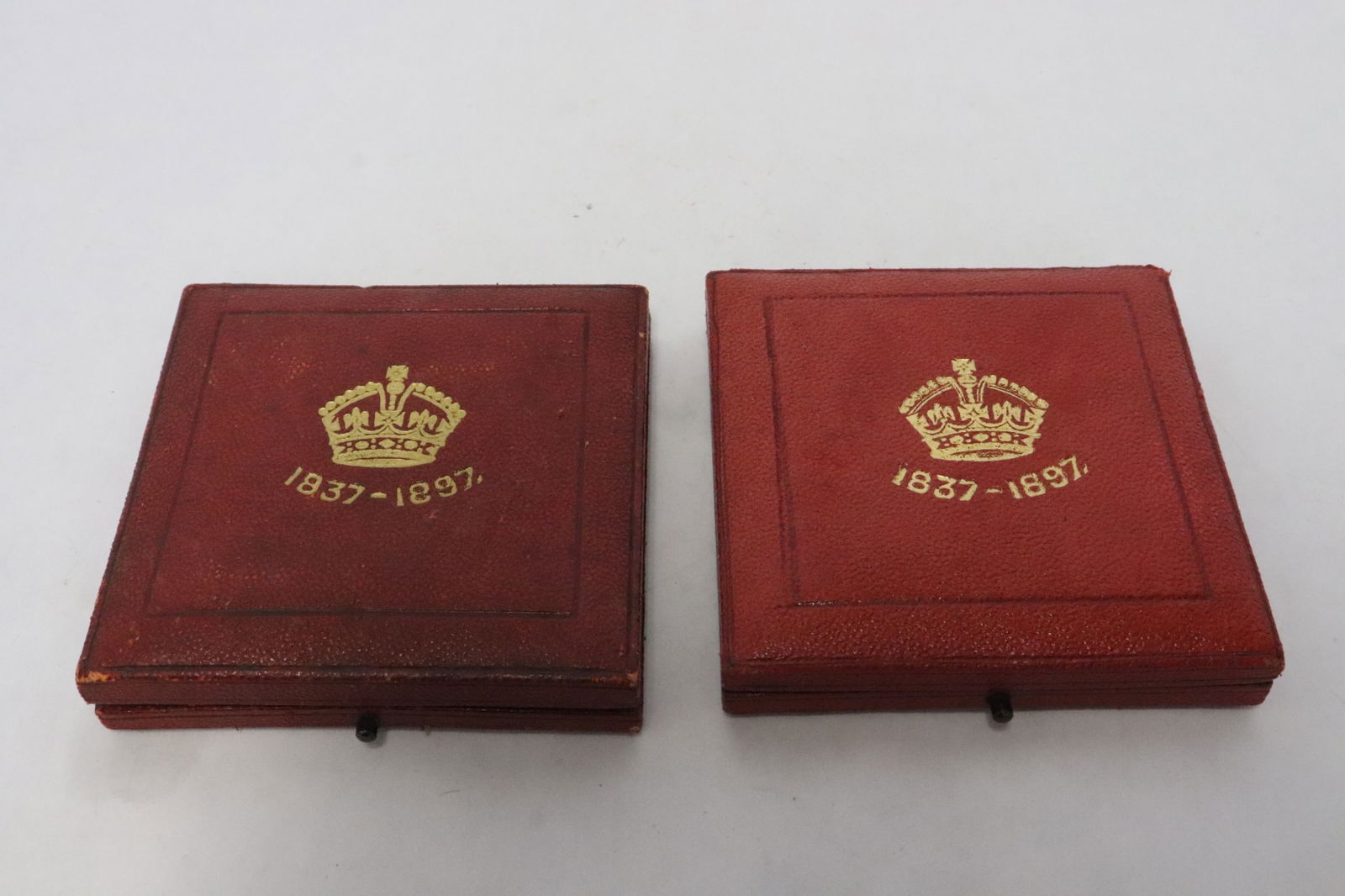 2 Queen Victoria diamond jubilee bronze medals in box (1 of 10)