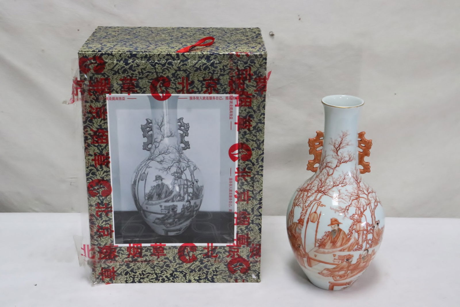 Chinese antique famille rose vase, Qianlong mark: An exquisite Chinese antique famille rose porcelain vase (13.5"x6.25"dia) painted with historical scene, Qianlong mark, (box: 8.38"x16.6"x12.1")