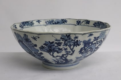 Chinese large 17th c.porcelain bowl, Kangxi period