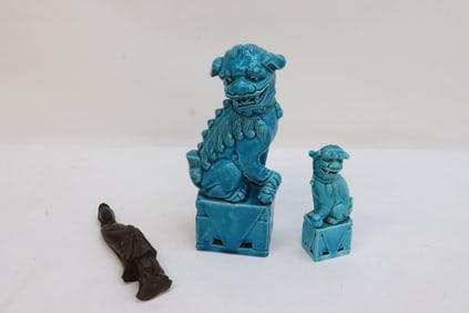2 Chinese porcelain fulions, and a wood figure