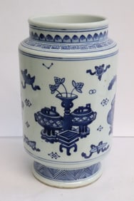 Chinese 17th c. porcelain vase, Kangxi period