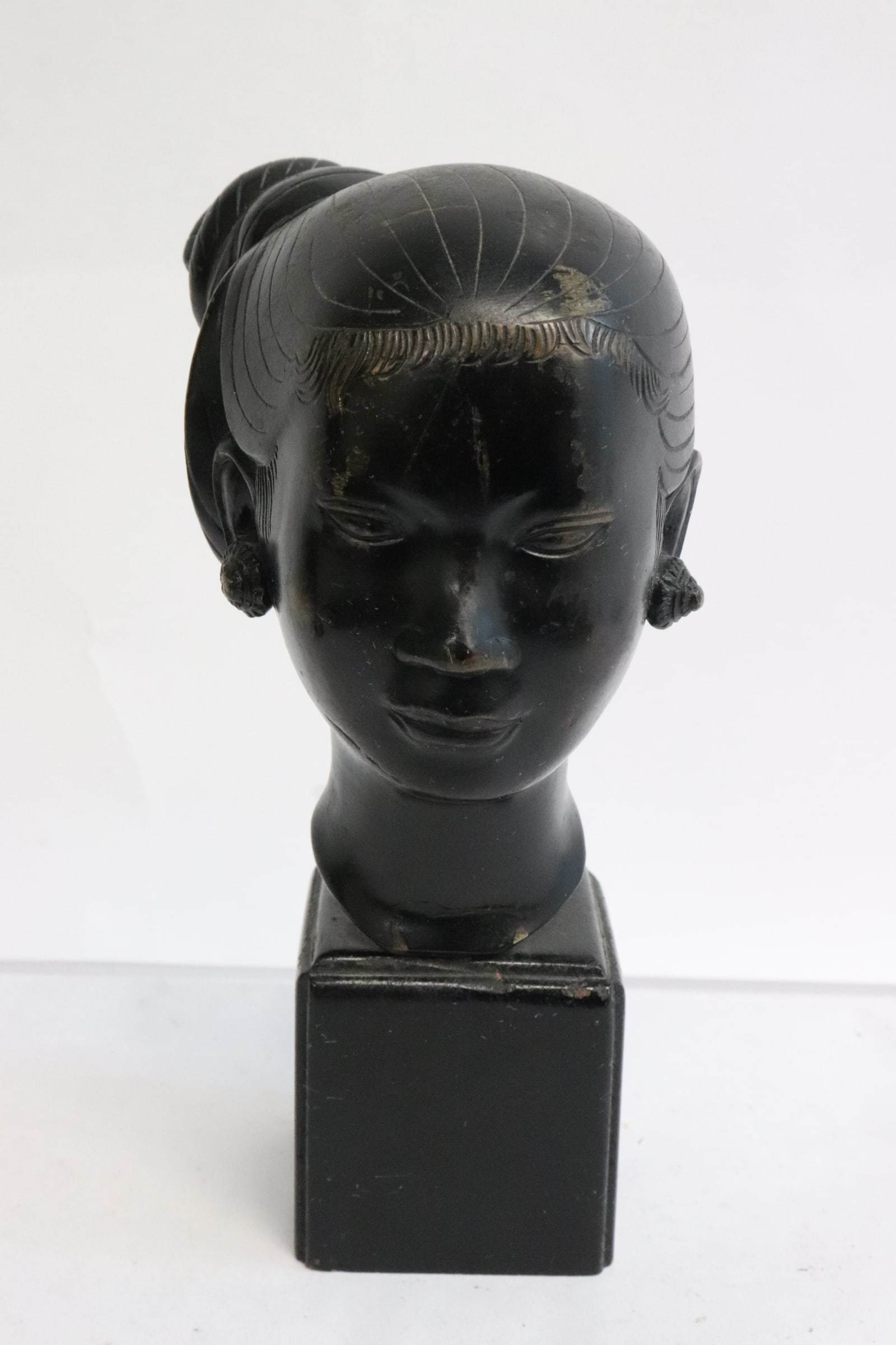Vietnamese bronze sculpture of lady's bust (1 of 8)