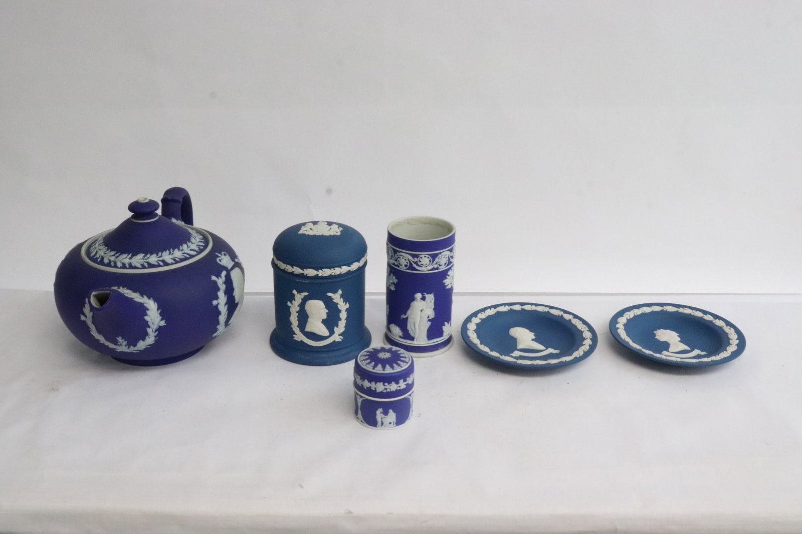 6 pieces Wedgwood pieces: 6 pieces Wedgwood pieces, 1.85"x1.7"dia - 5.1"x8.6"x5.75"