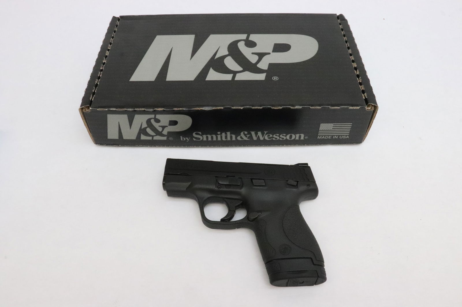 Smith & Wesson, M&P9 Shield, 9mm, Semi auto: Barrel length: 3", serial #: JNH 3969, SKU 187021. California ok, no international shipping, California and out of state shipping to your local FFL. Buyer is responsible for checking local laws before