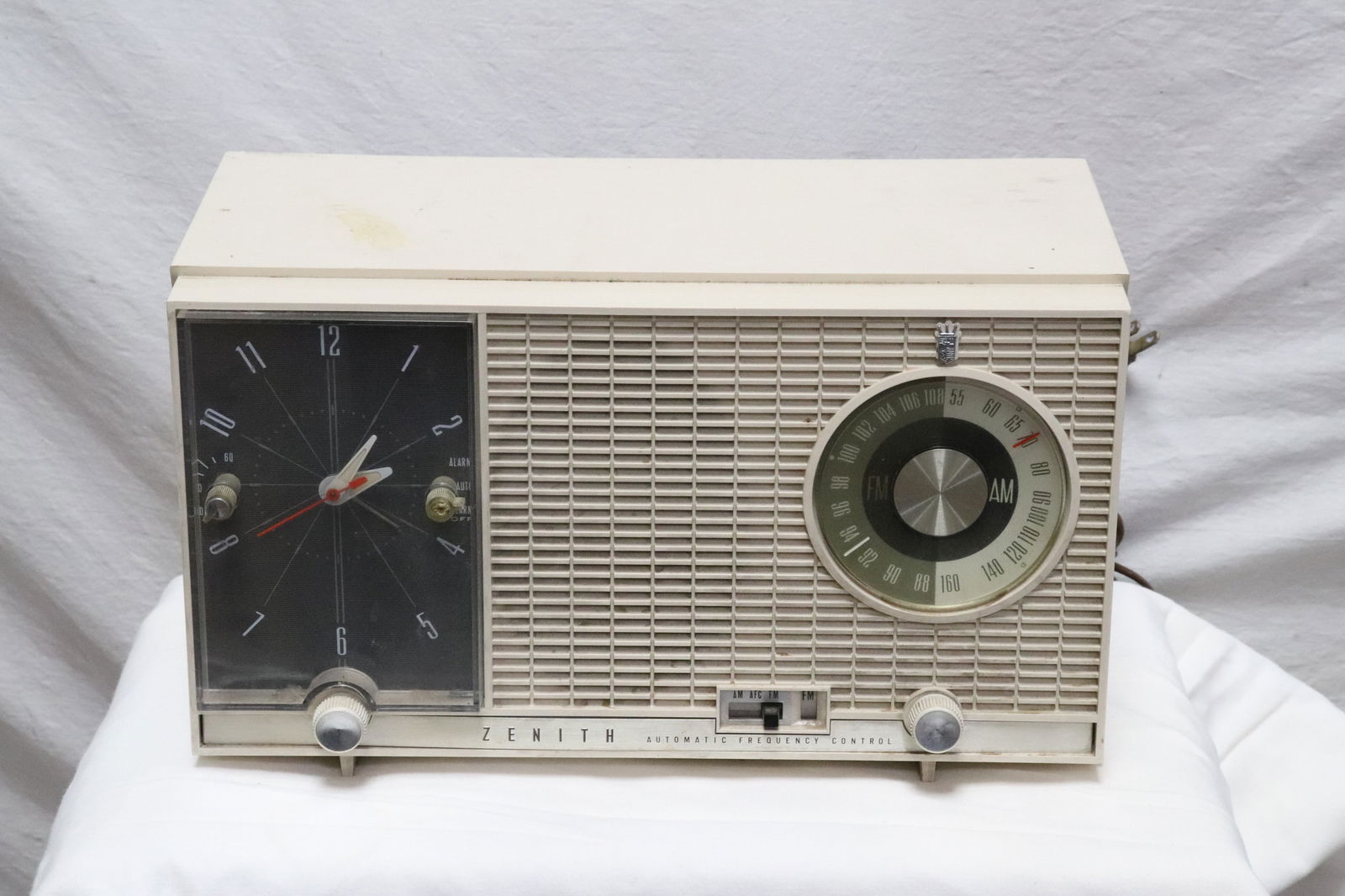 Zenith automatic frequency control radio (1 of 8)