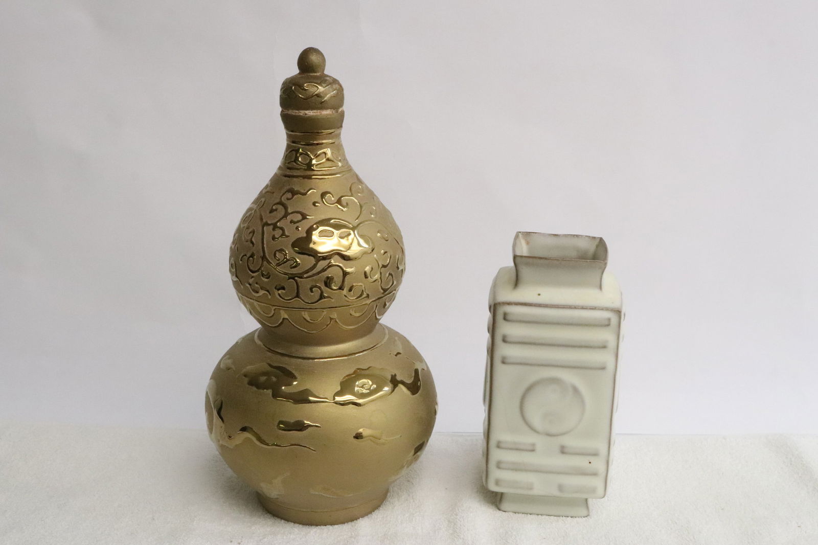 2 pieces porcelain vases: 2 pieces porcelain vases, 6.2"x3.2"x3.2", 10.4"x8.35"dia