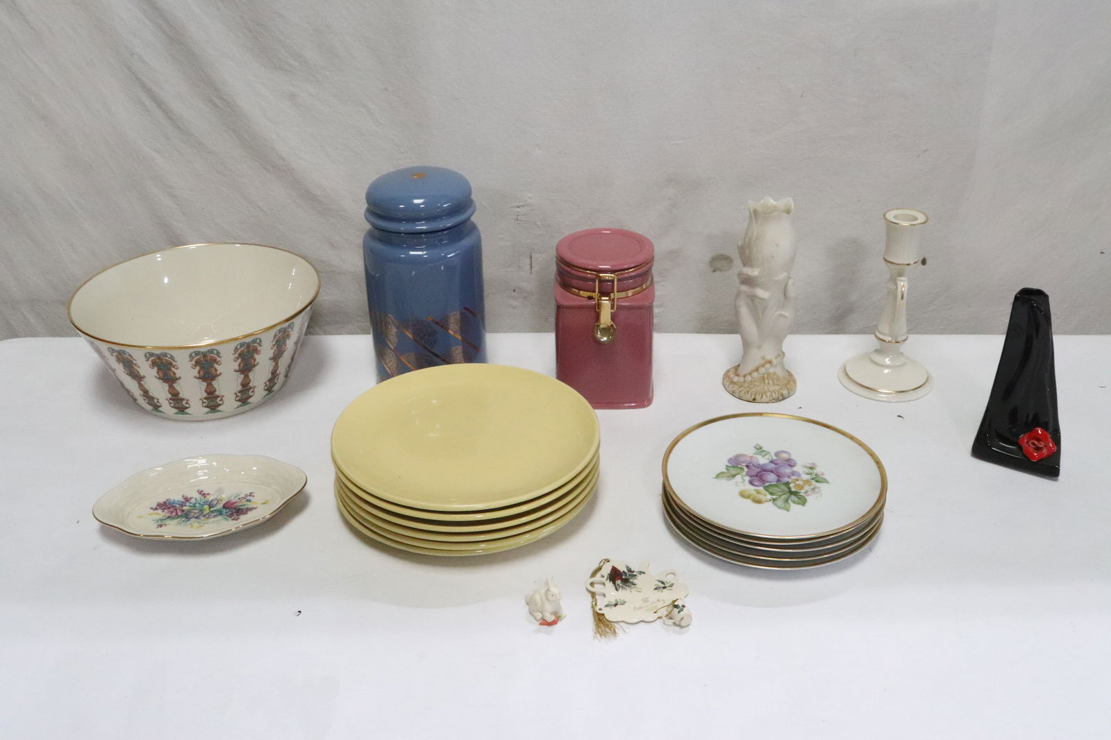 Lot of misc. porcelain: Lot of misc. porcelain; Lenox, Bavaria, 50's porcelain, etc.