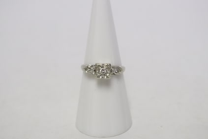 Fine 14K W/G diamond ring