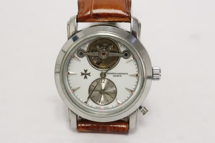 A man's wrist watch, not authenticated