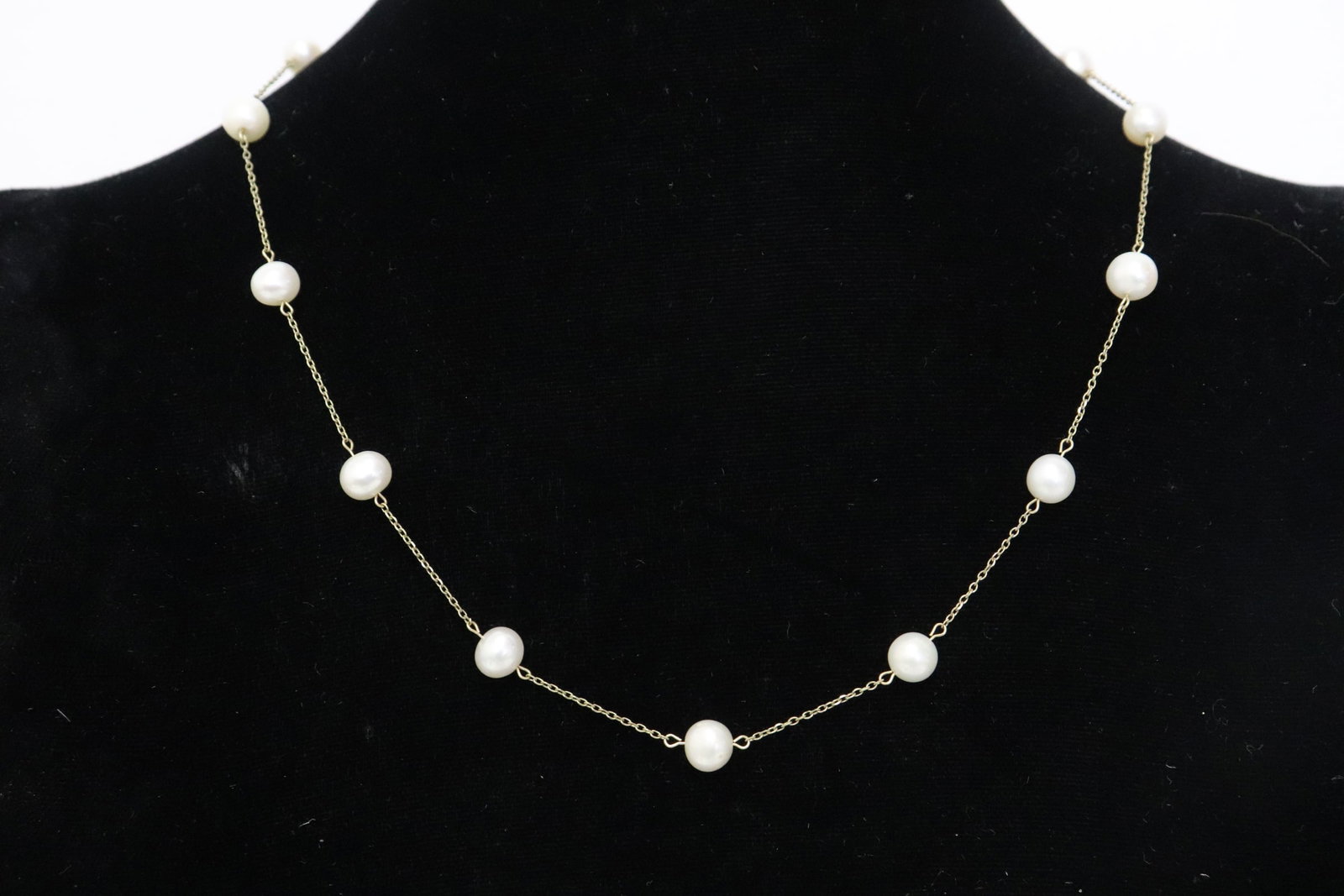 10K Y/G cultured pearl necklac: 10K Y/G cultured pearl necklace, each pearl measures approx. 6.5mm diameter, wt. 5.5gm