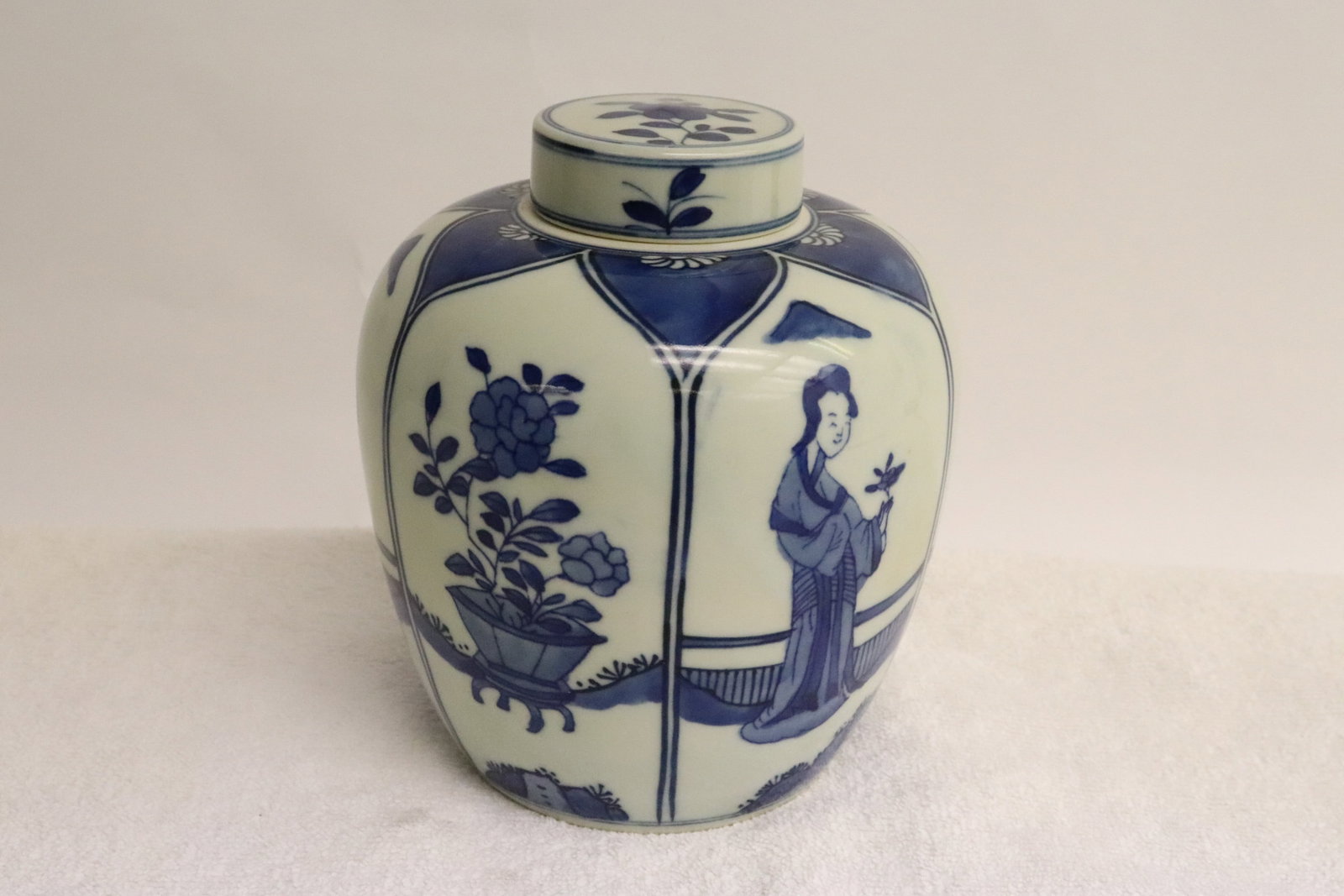 Chinese blue and white porcelain tea caddy: Chinese blue and white porcelain tea caddy, 5.6"x4.85"dia