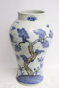 Large Chinese blue and white porcelain jar