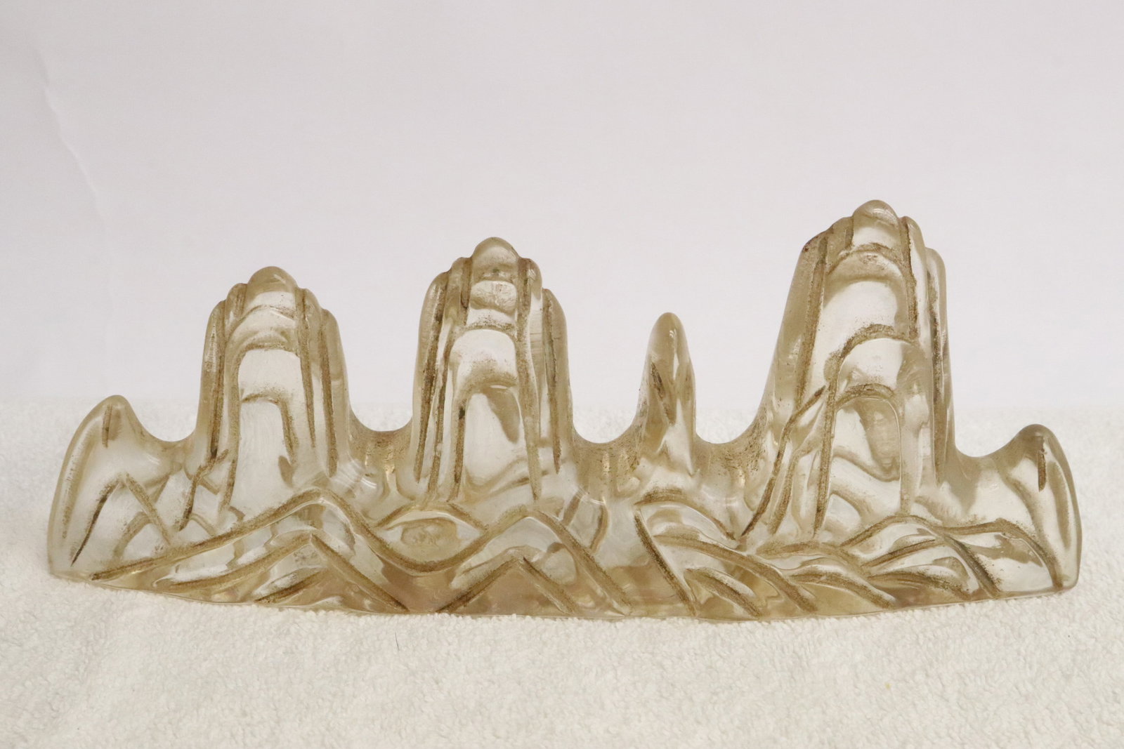 Unusual Peking glass brush mountain: Unusual Peking glass brush mountain, 3"x7.6"x1.65"