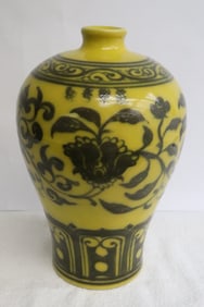Chinese yellow background porcelain meiping