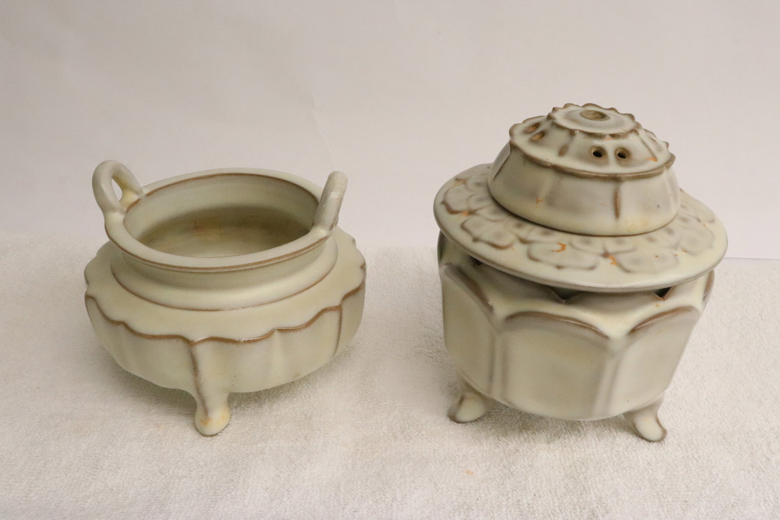 2 Song style porcelain censer: 2 Song style porcelain censer, 3.85"x4.8"dia, 3.7"x4.5"dia