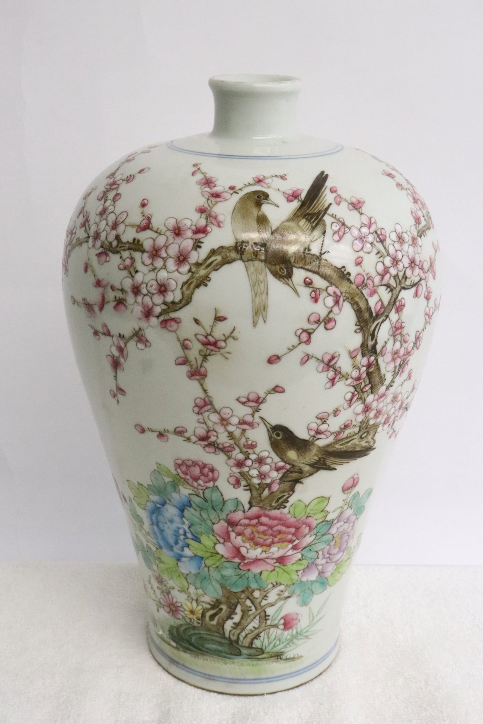 Fine Chinese famille rose porcelain meiping: Fine Chinese famille rose porcelain meiping, 10.1"x6.2"dia
