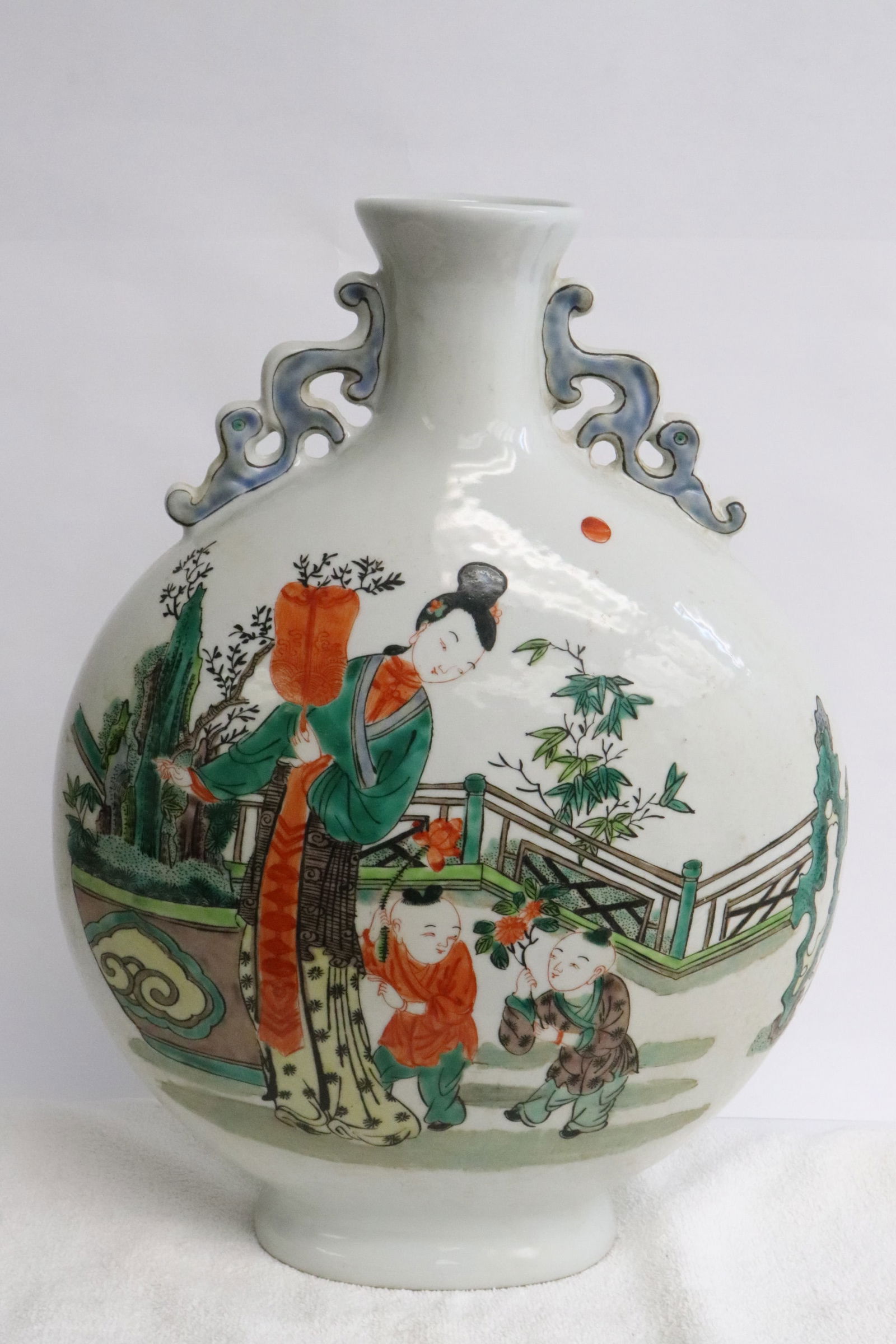 Large Chinese famille rose porcelain flask: Large Chinese famille rose porcelain flask, 14.3"x10.65"x6.4"