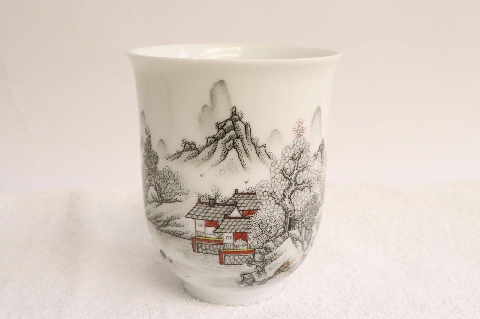 Fine Chinese famille rose porcelain tea cup: Fine Chinese famille rose porcelain tea cup, 3.5"x2.9"dia