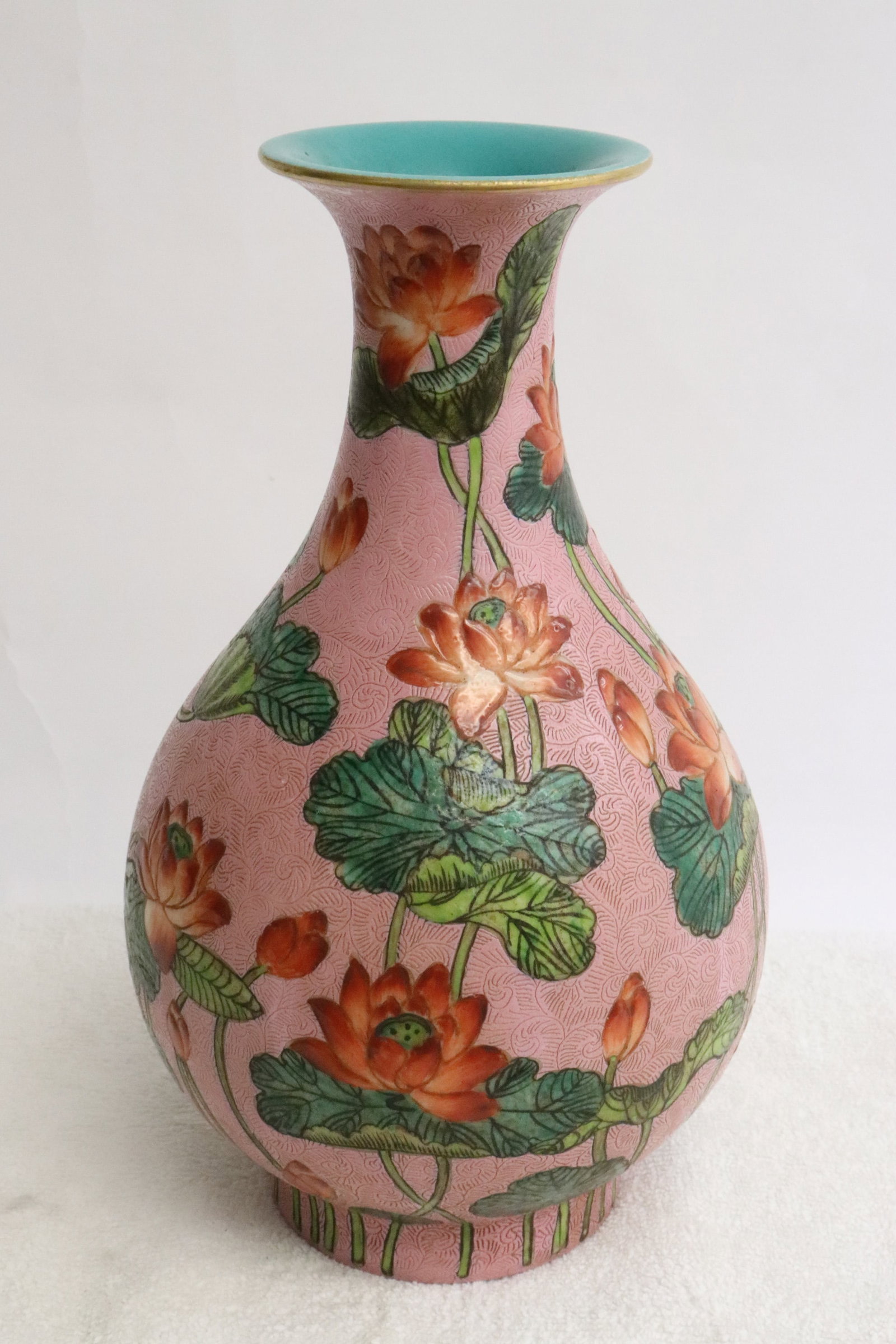 pink background famille rose porcelain vase: A beautiful pink background famille rose porcelain vase, 8.9"x5.65"dia