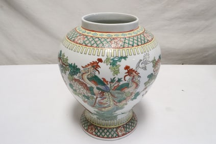 Fine Chinese famille rose porcelain jar