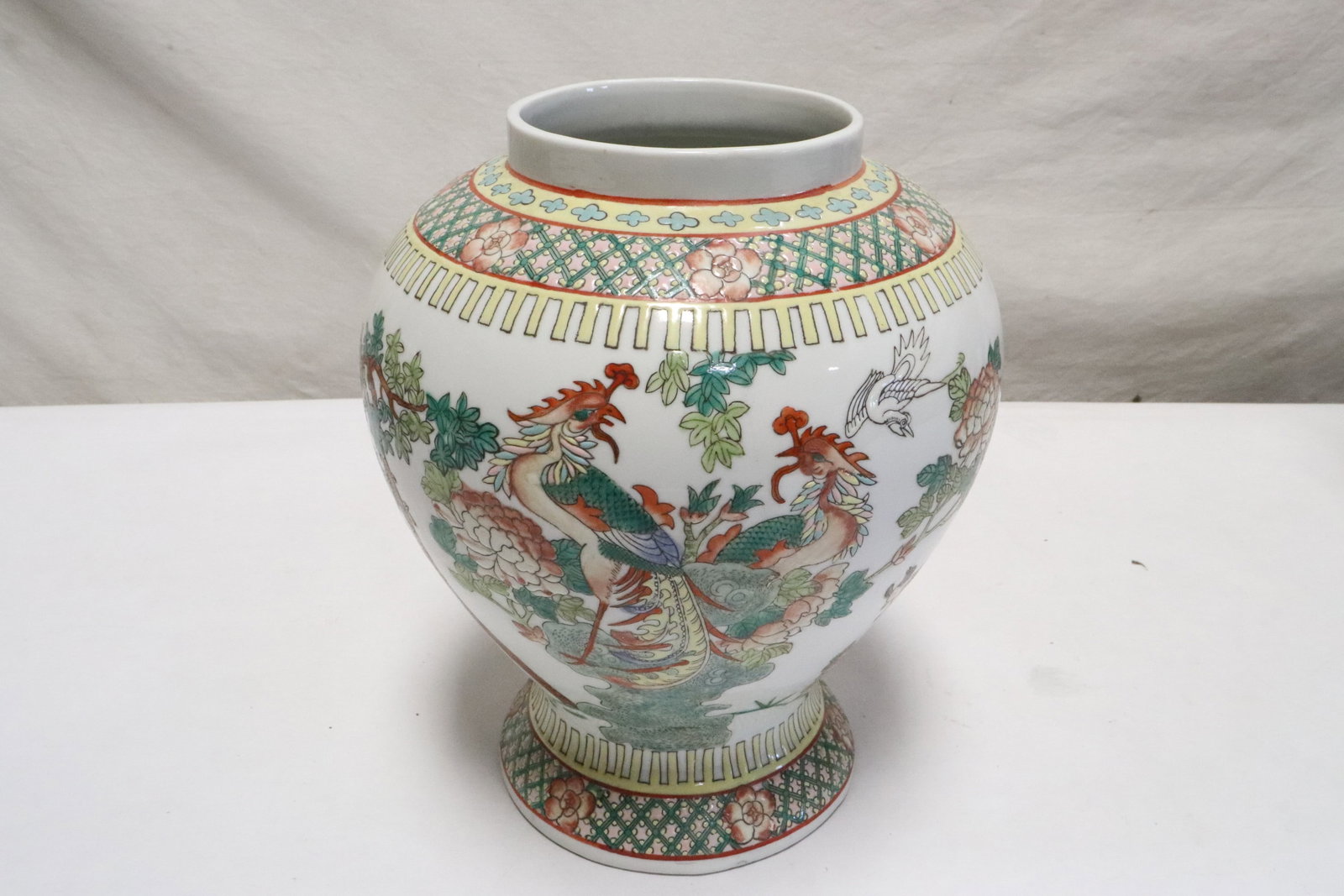 Fine Chinese famille rose porcelain jar: Fine Chinese famille rose porcelain jar, 9.8"x8.3"dia